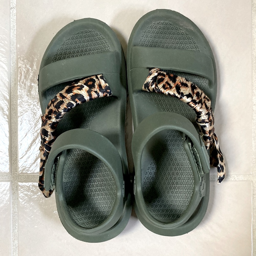 Muk Luk essentials surfer girl sandals